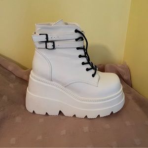 NIB White Demonia Shaker 52